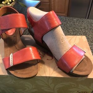 Sofft sandals in Mango, size 7W Verdi